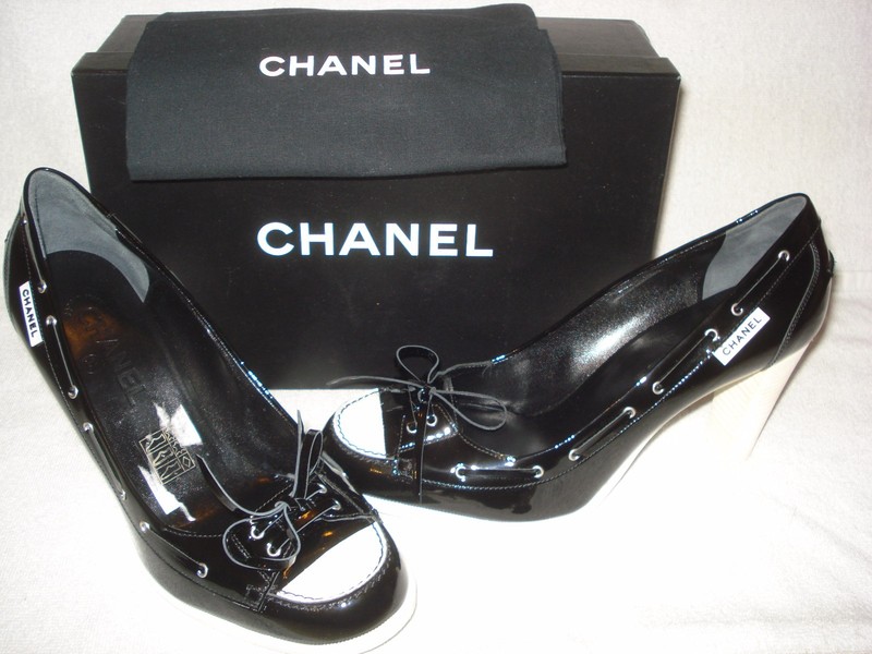100% AUTHENTIC NEW WOMEN CHANEL BLACK & WHITE PATENT PUMPS/HEELS US 10