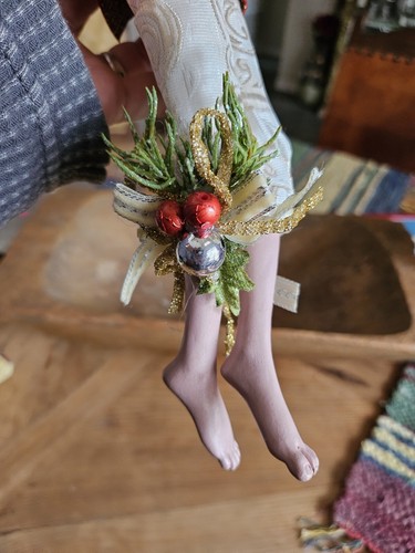 Mark Roberts 16” Medium Red Velvet Mistletoe & Holly Fairy With Sceptre Doll - Picture 6 of 13