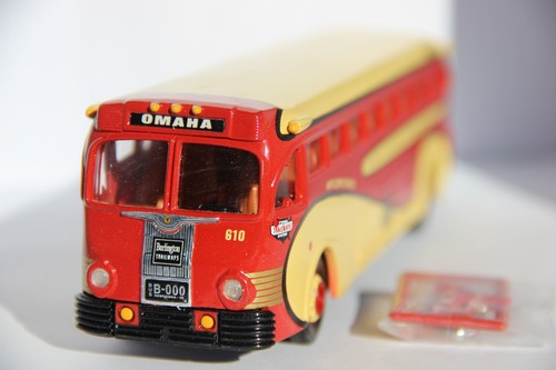CORGI 98464 BURLINGTON TRAILWAYS YELLOW COACH 743 - Photo 4/5