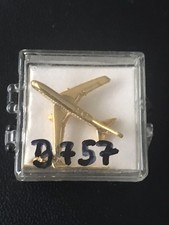 Sch&ouml;ner &bdquo;goldiger&ldquo; 3 D Flugzeug PIN Boeing 757 mit Kl. Kette und Querriegel.