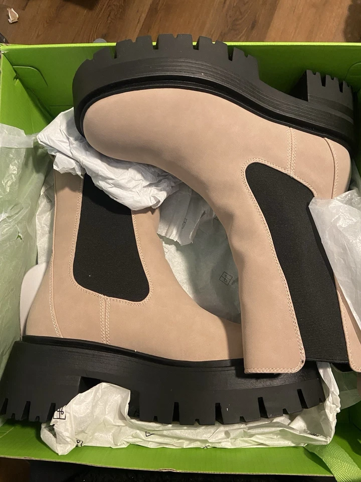 NEW Call it Spring Dafneyy Lug Chelsea Boot sz 9 - Image 3 of 4