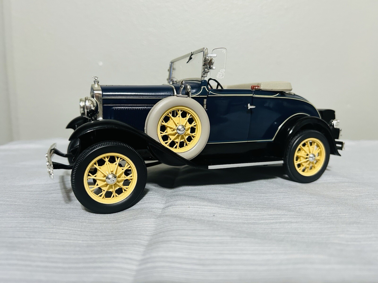 1998 Fairfield Mint / Motor City Classics 1931 Ford Model 'A' Roadster  Die-Cast