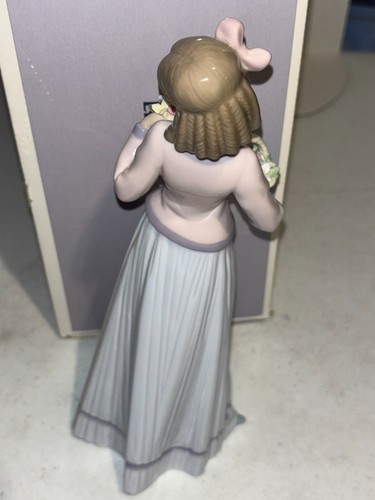 Lladro Porcelain Statue Innocence in Bloom 7644 RARE New M - Picture 2 of 6