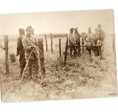 Soldiers Constructing BARBED WIRE Fence AISNE France WWI 1918 Press Photo