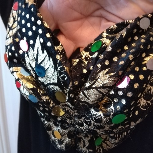 Abito da sera vintage Dollar L in velluto nero con collo in pelliccia rossa impreziosito spacco LOL50 - Foto 4 di 9