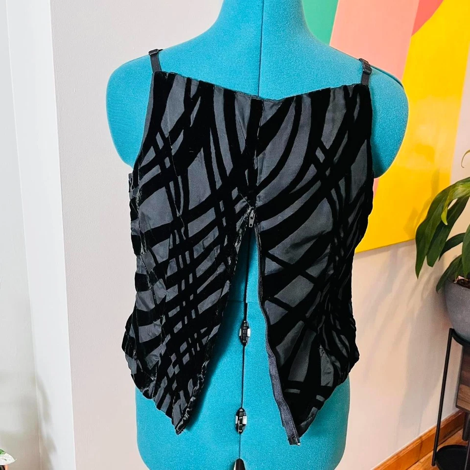 Camiseta sin mangas negra vintage de terciopelo texturizado con cremallera trasera Foto 3 de 4