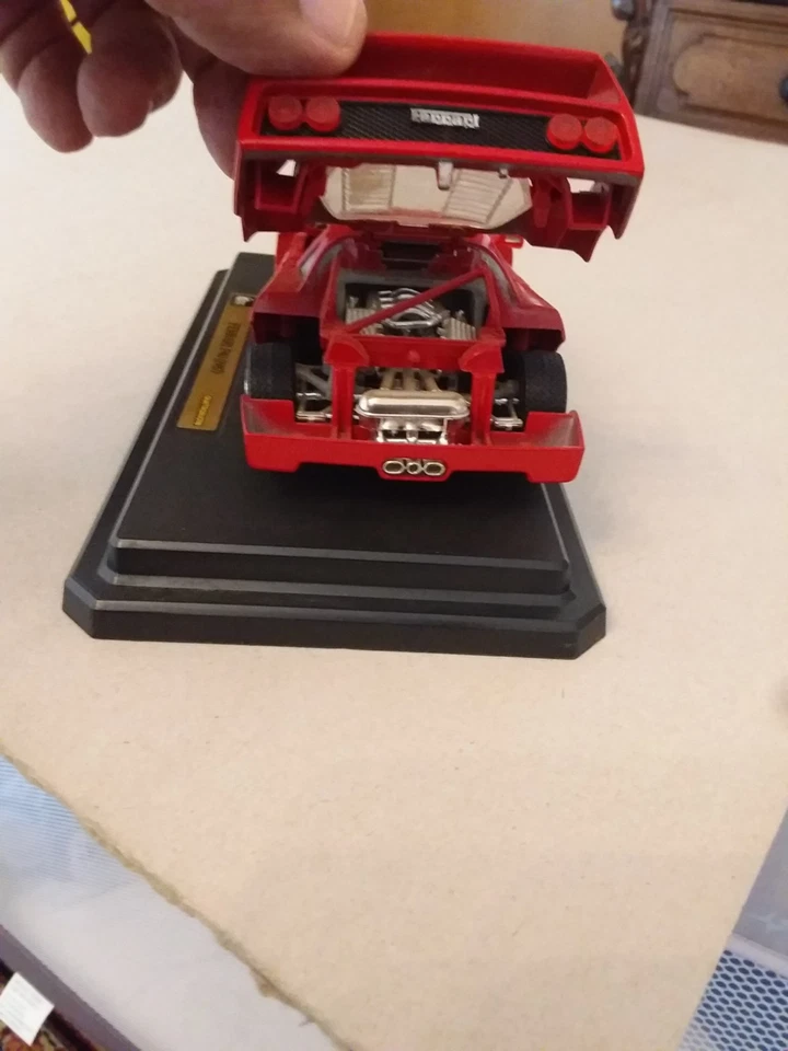 Ferrari F40 Hobby & Work Quattroruote Burago 1/24 manca tergicristallo - Immagine 4 di 4