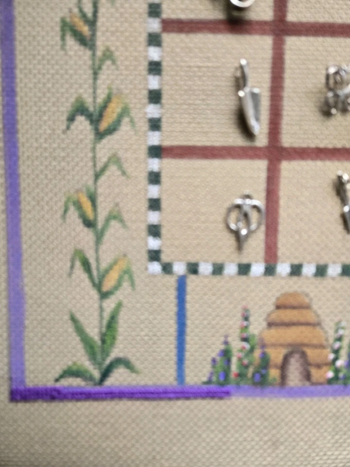 Sandy Jenkins "Garden Tic Tac Toe" pintado a mano lona punta de aguja dijes plateados Foto 3 de 4