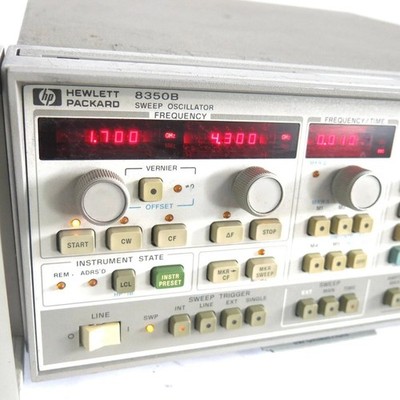 HP Hewlett Packard 8350B Sweep Oscillator w/ 86235A RF Plug in Powers On