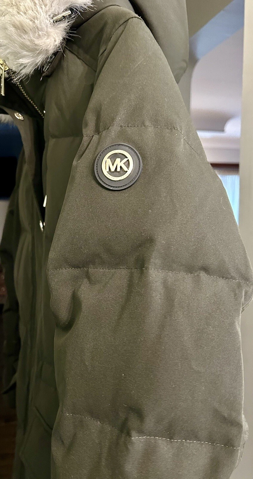 Cappotto tampone con cappuccio Michael Kors in pelliccia sintetica verde oliva Cappa rimovibile