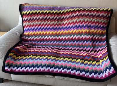 Schöne handgefertigte Häkeldecke gestreift Regenbogen mehrfarbig groß schwer Brig