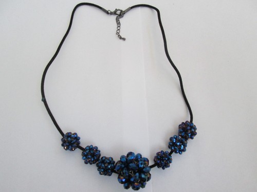 COLLANA IN CORDA NERA CON PICCOLI PENDENTI DI PERLE DI COLORE BLU - Foto 2 di 3