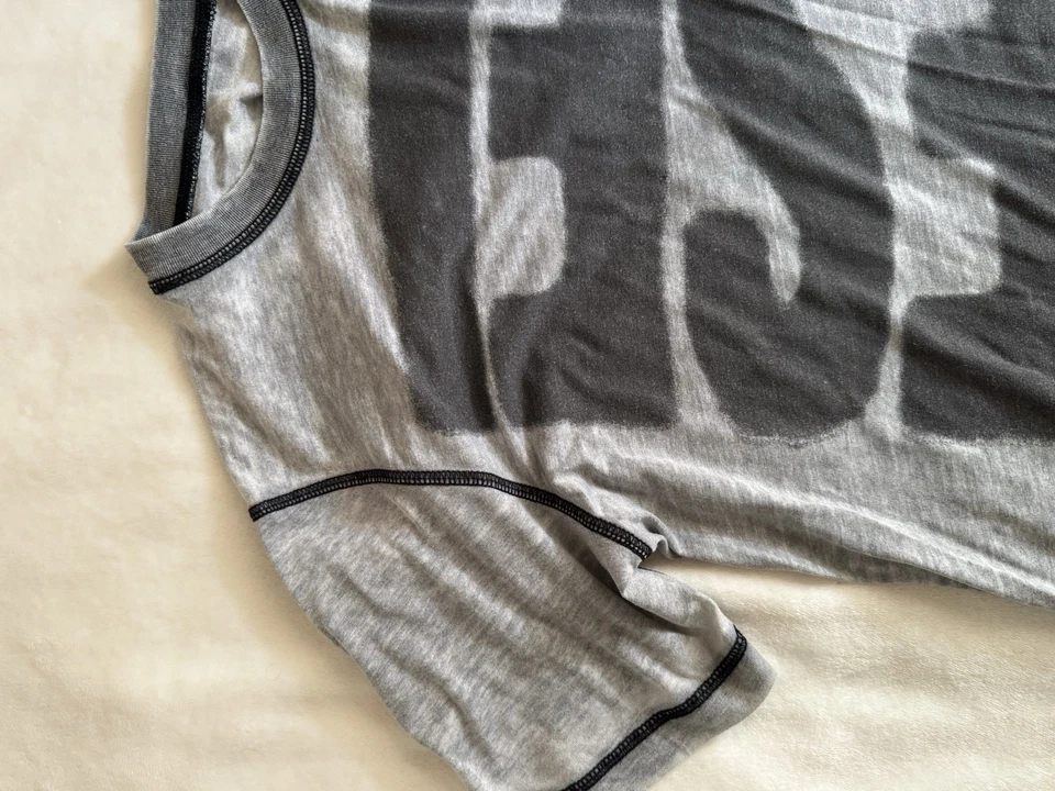 Camiseta Diesel Gris Y Negra Tema Talla M Logo Estampado Foto 3 de 4