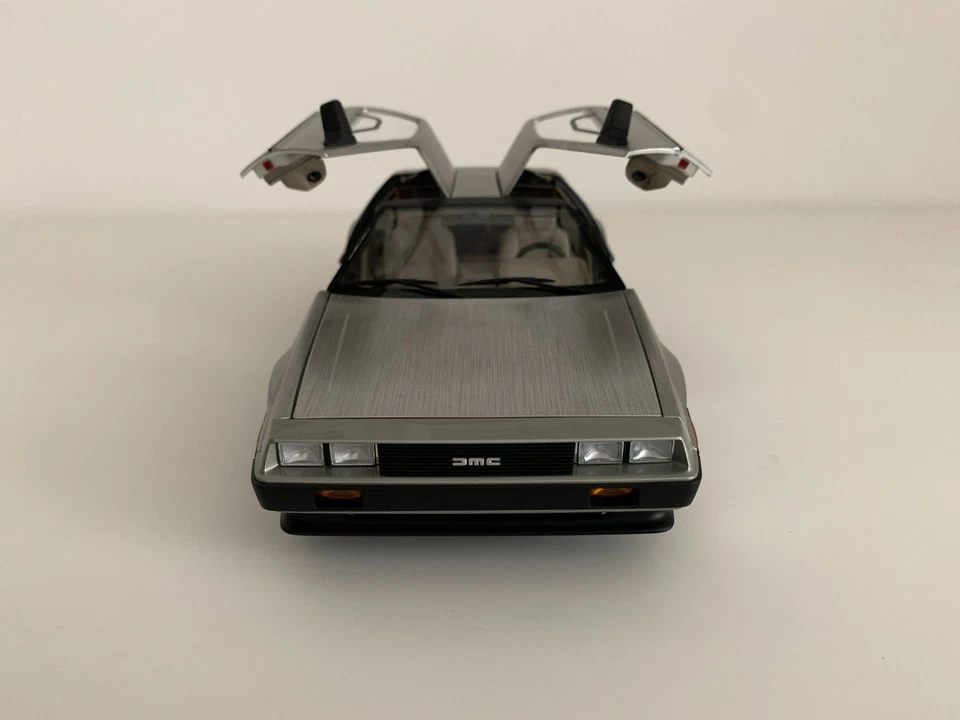 DELOREAN DMC-12 acabado satinado de AUTOART 1:18 Foto 2 de 4