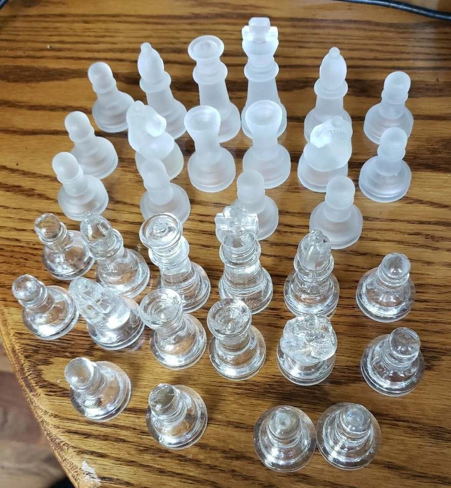 JUEGO AJEDREZ CRISTAL TRANSPARENTE Y ESMERILADO 32 PIEZAS USADO Foto 3 de 4
