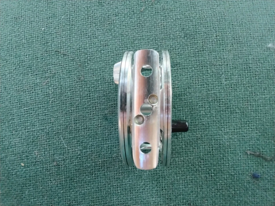 Molinete de mosca Shakespeare International 2851 ultraleve sólido magnésio - Imagem 4 de 4