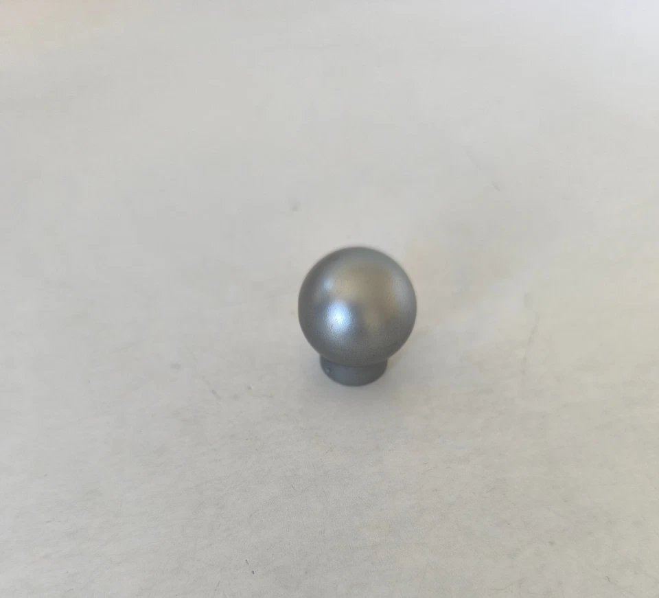 POMELLO A SFERA IN PVC ARGENTO C/FILETTATURA INTERNA PER IL FISSAGGIO C/VITE - Immagine 2 di 2
