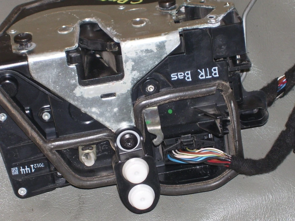 BMW 745i 2002 fabricante de equipos originales cerradura puerta delantera derecha pestillo actuador conjunto #7012144 Foto 3 de 4