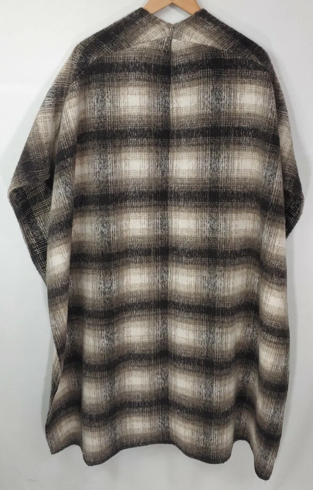 Urban Renewal Wool Poncho Shawl w/ Pockets White / Black / Gray Womans Sz O / S - Image 4 of 4