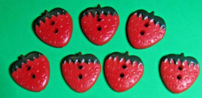 (7)  STRAWBERRY GARDEN FRUIT RED PLASTIC 5/8'' 2-HOLE NOVELTY CRAFT BUTTONS-E551
