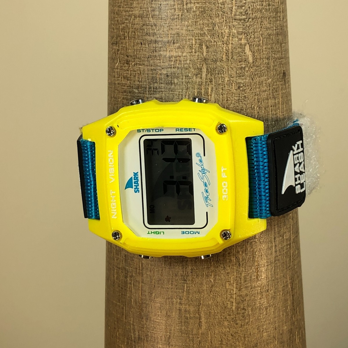 Freestyle Men Shark Leash Yellow 40mm Nylon Band Quartz Freestyle Men Shark Leash Yellow 40mm Nylon Band Quartz