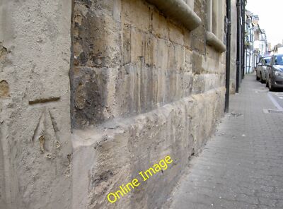 Foto 6x4 Benchmark in Cricklade Street Cirencester A Schnittmarke, wie aufgeführt c2014