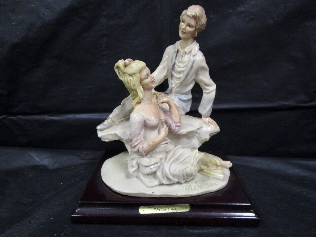Valentino Serie By Artist Miriam - Sweethearts - Statue