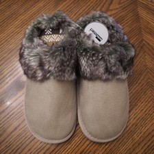 New SOLOSMART Tan Faux Suede Faux Fur Trim Mule Slippers Size Small 5.5 - 6.5 