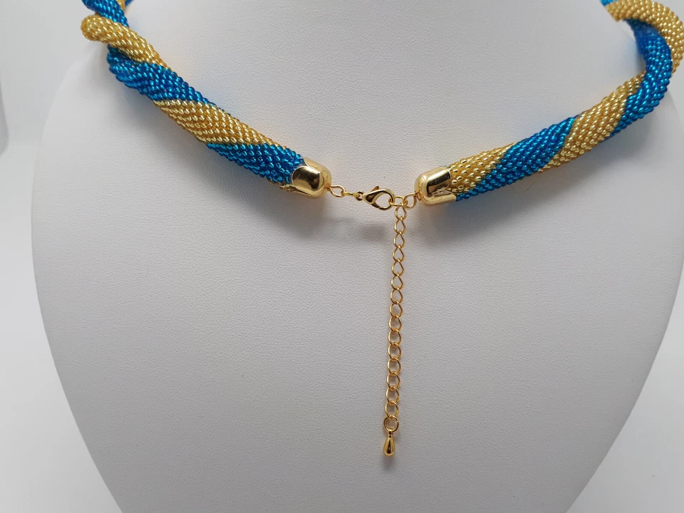 Gehäkelte Perlenkette, gedrehte Stränge, blaue u. goldene Glasperlen, Handarbeit - Bild 2 von 4