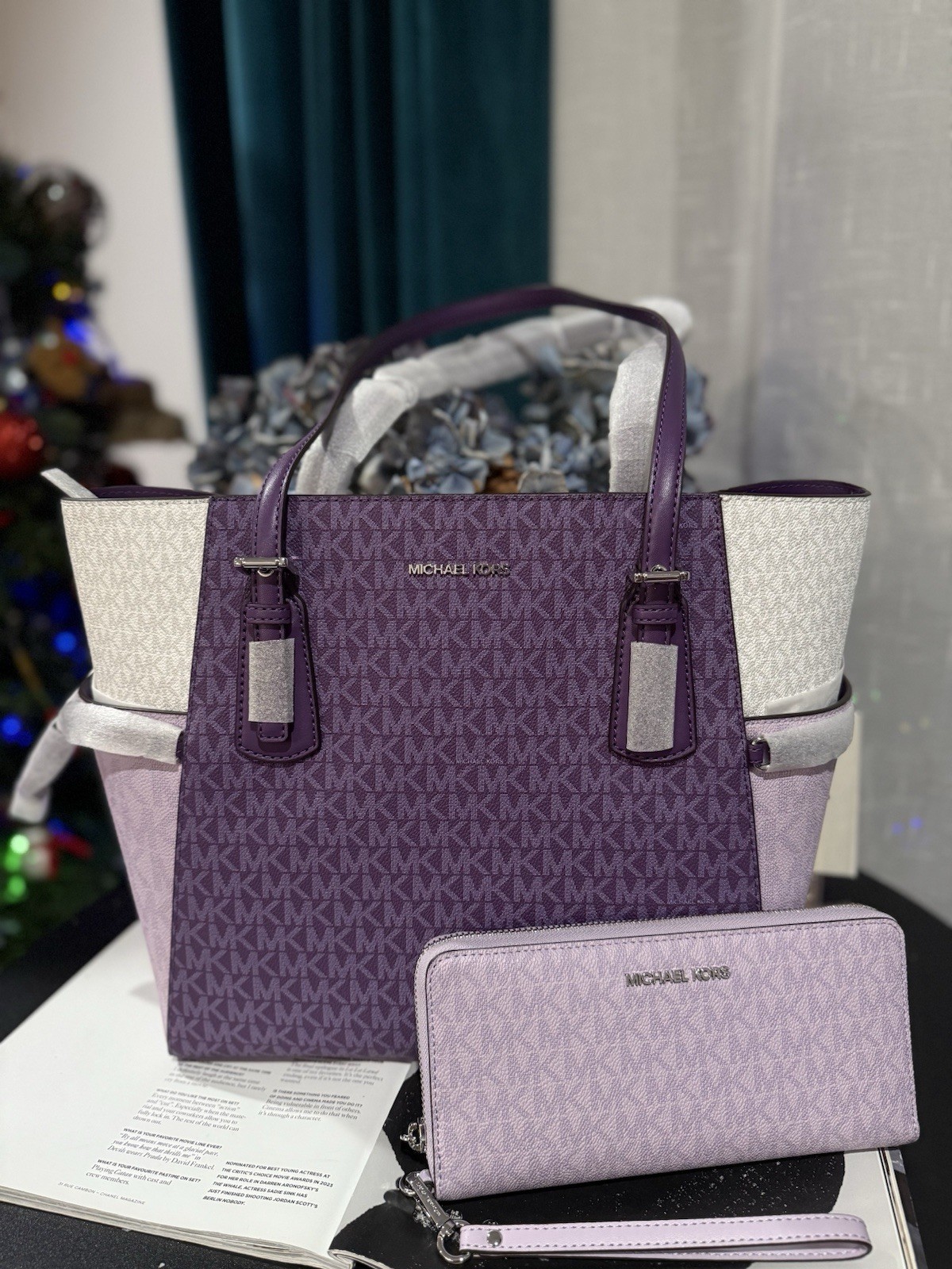 Set MICHAEL KORS Voyager Large Color-Block Signature Logo Tote Bag and Wristlet