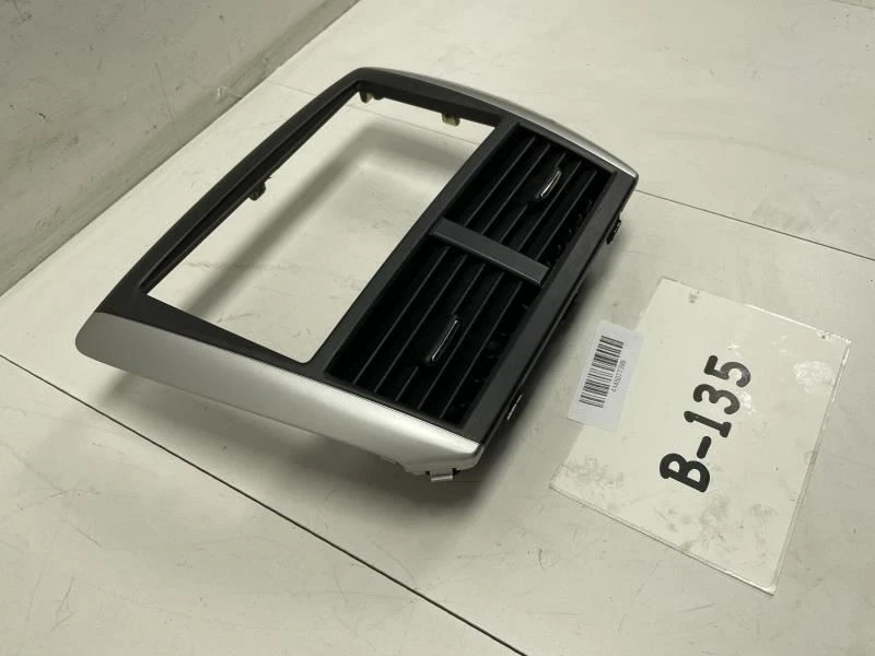 Subaru Forester 2009 2013 tablero delantero radio bisel ventilación de aire OEM+ Foto 3 de 4