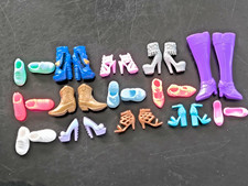 Lot de chaussures Barbie Fashion Shoes Bottes, Baskets, etc..  Siglée "B" -n°102