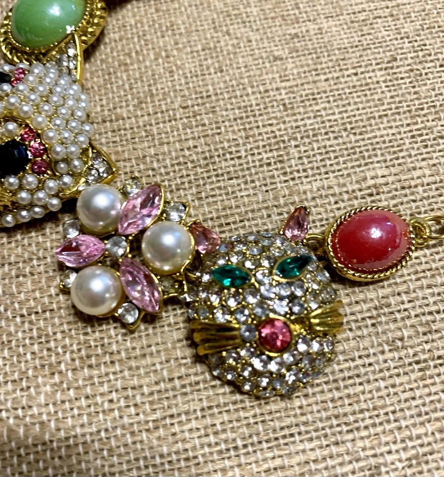 COLLAR GARGANTILLA BETSEY JOHNSON ORO AUDAZ Y MULTICOLOR LUCITE PERLA CRISTAL 3 GATOS Foto 4 de 4