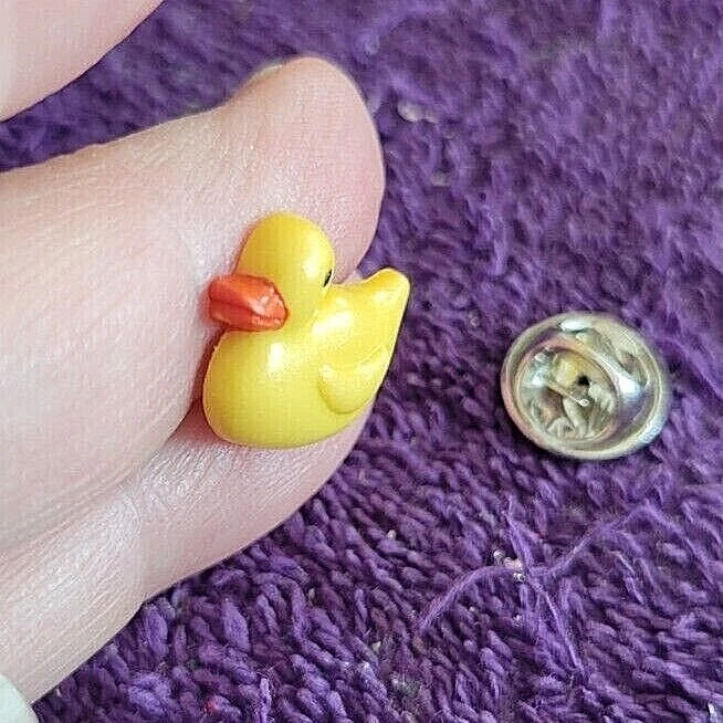 ^ Pin de solapa pequeño de goma amarillo de pato pequeño - ¡Divertido regalo perfecto único! Foto 3 de 4