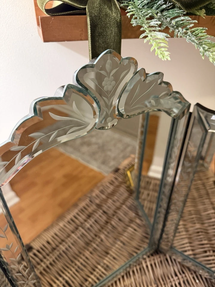 Mesa de tocador veneciana victoriana ornamentada grabada con espejo biselada colgante Foto 2 de 4