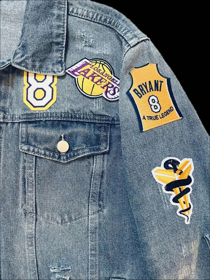 Chaqueta de mezclilla hecha a mano Kobe Bryant Tribute: retazos de mamba negros Lakers Foto 4 de 4