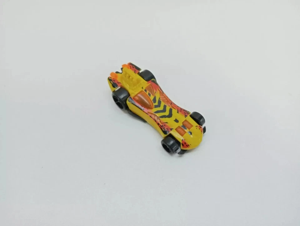 Power Bomb 2004 Hot Wheels brinquedo 1:64 carro solto amarelo preto gato laranja linha vermelha - Imagem 3 de 4