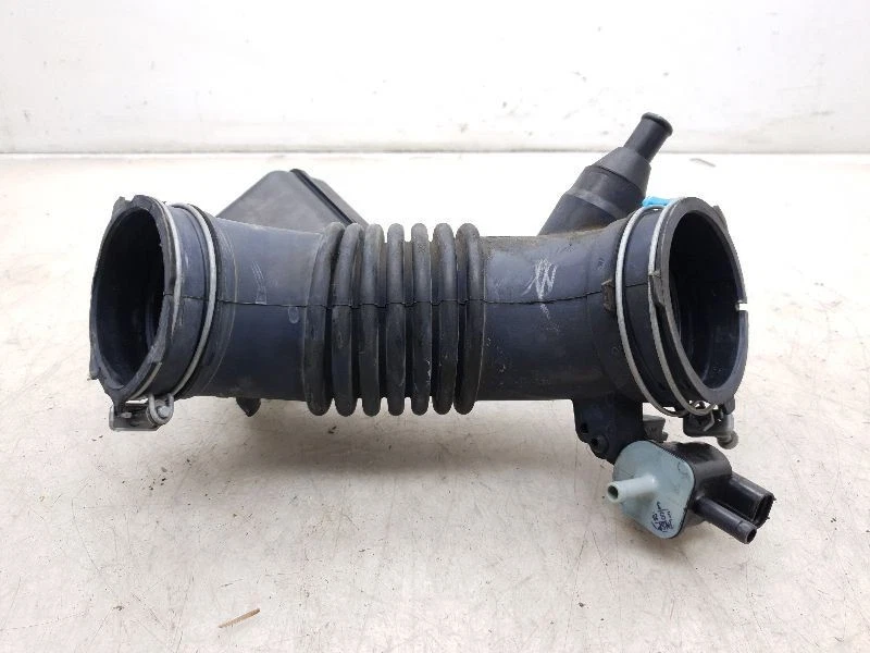 Toyota Camry 2016 2,5 L 4 cilindros filtro de aire tubo resonador montaje Foto 2 de 4