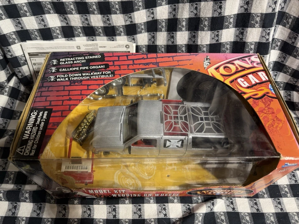 Monster Garage BODA SOBRE RUEDAS Kit Modelo Diecast Escala 1:24 de 2004 con DVD Foto 4 de 4