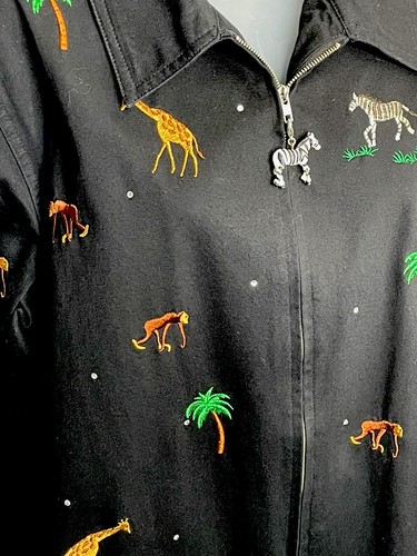Chaqueta Quacker Factory Negra Bordada Talla Grande Animales Cebra Jirafa Cremallera - Imagen 6 de 15