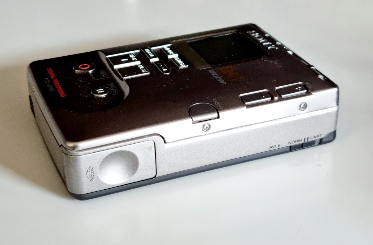SONY TCD-D100 World's Small DAT Walkman Player/Recorder, Remote
