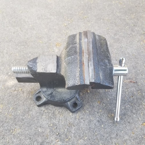 Bessey Bench Vise With Swivel Base & Pipe Grips 4-1/2'' Jaw - Picture 6 of 12