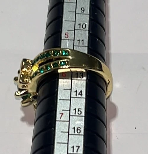 Anel de coquetel tamanho 6 verde esmeralda criado em laboratório acabamento dourado haste dividida - Imagem 2 de 4