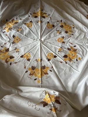 Vintage Tischdecke bestickt hellgelb/orange Blume 
