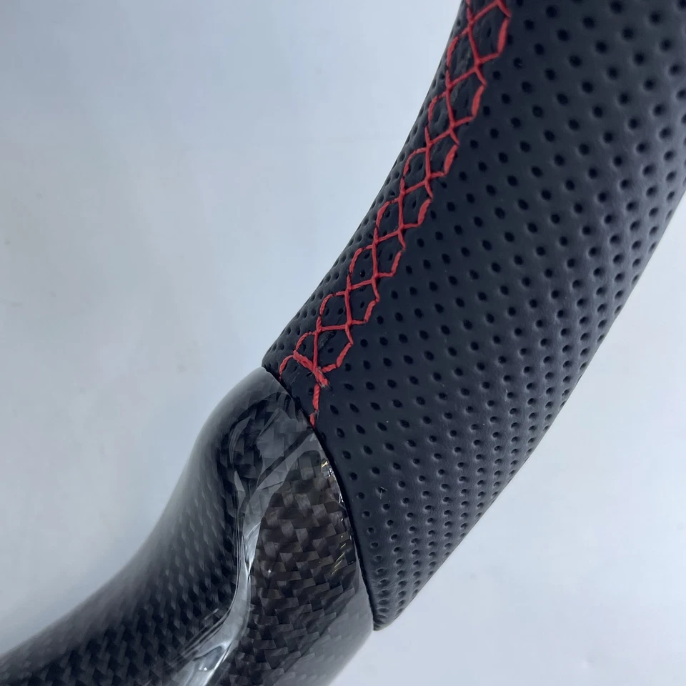 Volante de fibra de carbono real para Mustang 2005-2009 GT Ford con costuras rojas Foto 4 de 4