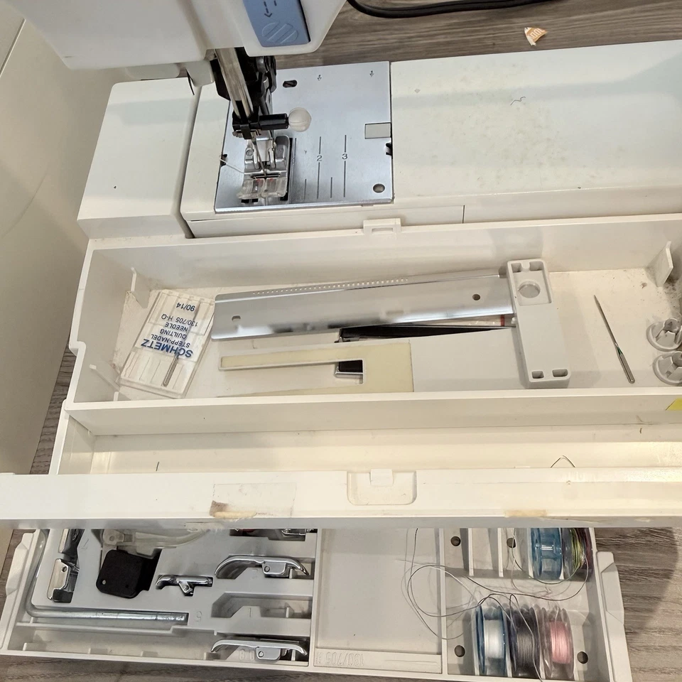 Pfaff Creative 7550 Sewing and Embroidery Machine w/ Accessories Power Tested - Image 4 of 4