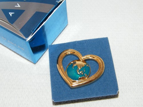 New Avon 2005 . Heart of Asia Tac Pin / Brooch . Gold Toned w/ Earth / World - Picture 2 of 8