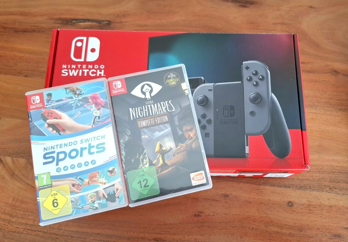 Nintendo Switch 32GB Handheld-Spielekonsole und 2 Spiele