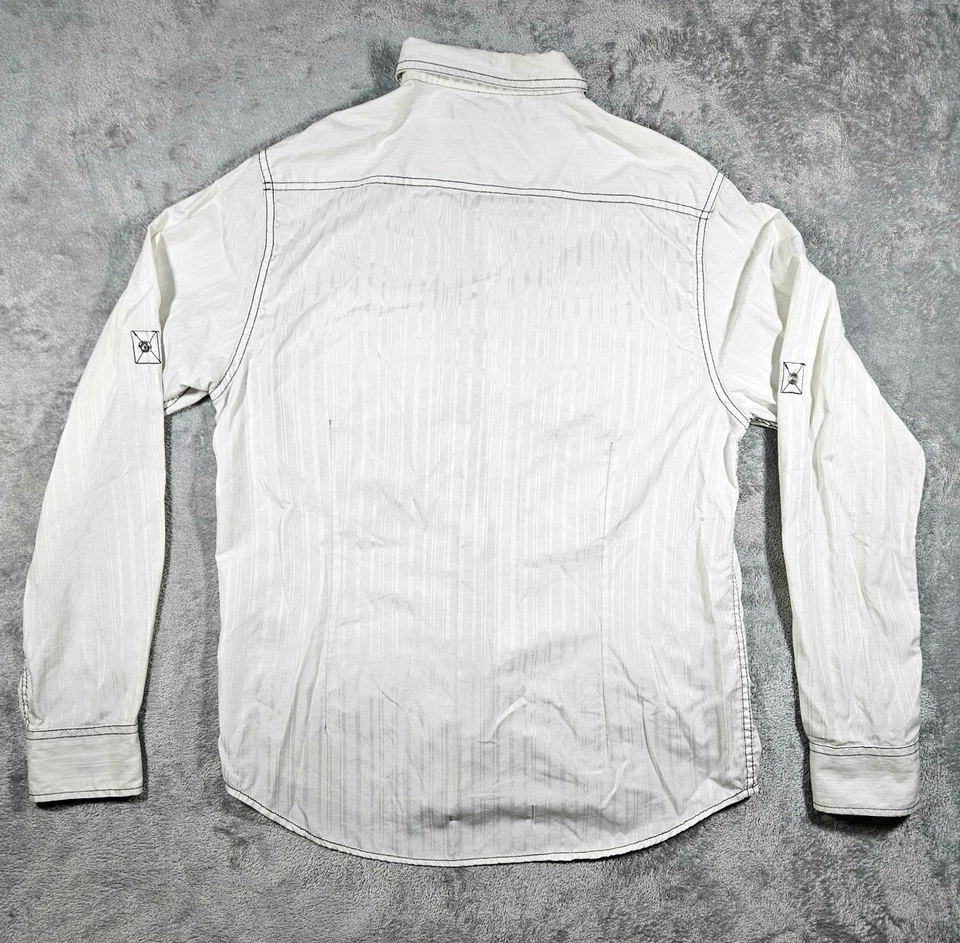 Camisa blanca con hebilla negra abotonada para hombre talla mediana Foto 2 de 4