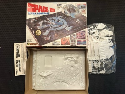 FUNDIMENSIONS 1976 SPACE:1999 ALPHA MOONBASE (18 X12 ) KIT Model